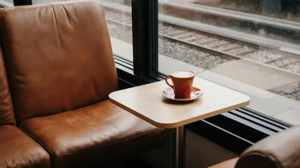 train cozy café